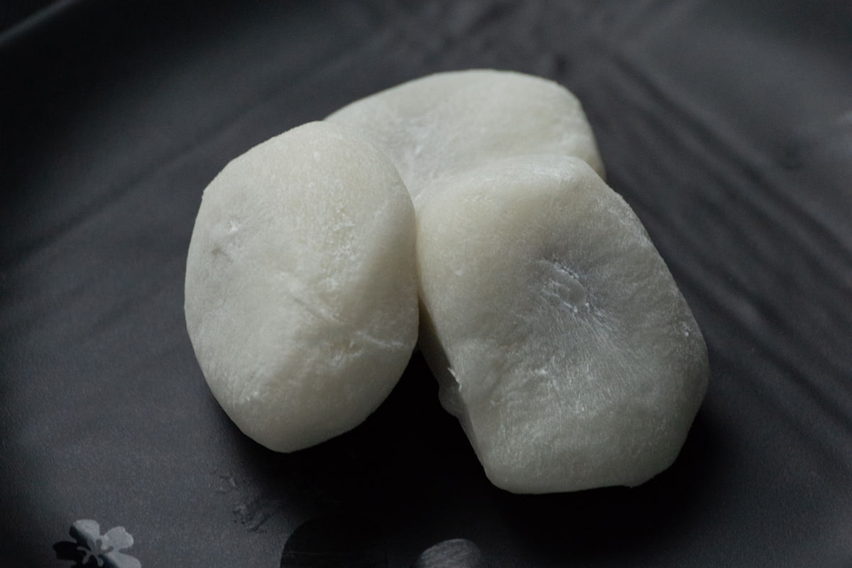 검은 접시 위에 놓인 흰 떡
