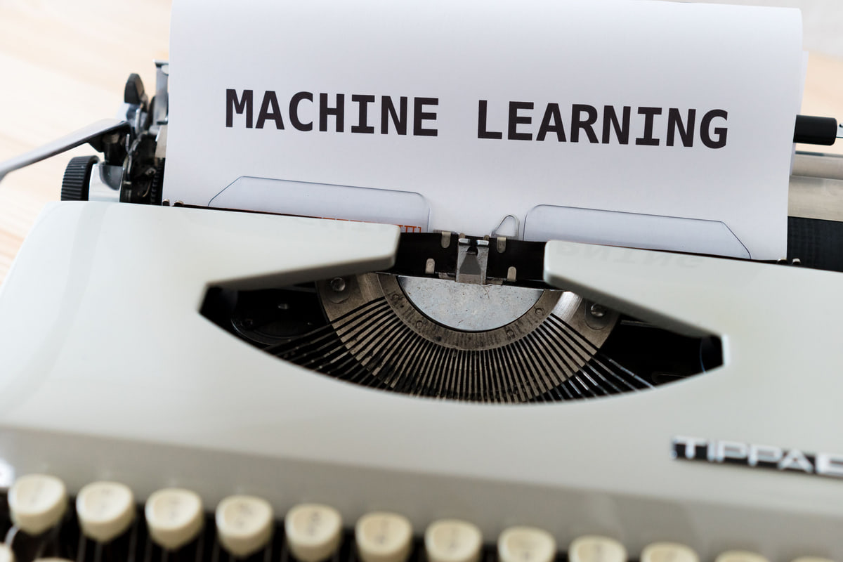 타자기에 끼워진 종이에 MACHINE LEARNING이라고 찍힌 모습